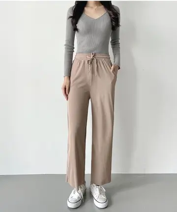 그레이·블랙 톤 와이드 슬랙스와 니트 전신 코디 사진