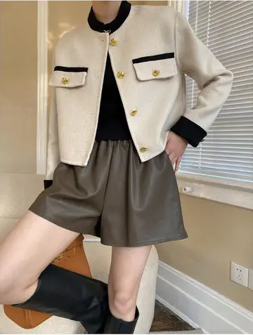 블랙·브라운 톤 반바지와 베스트 전신 코디 사진
