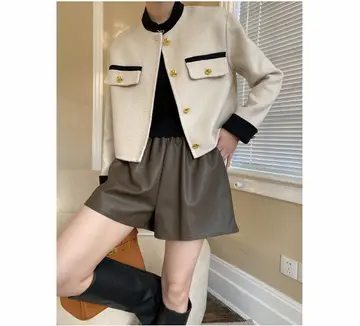 블랙·브라운 톤 반바지와 베스트 전신 코디 사진