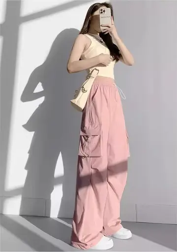 아이보리·그레이 톤 청바지와 나시 전신 코디 사진