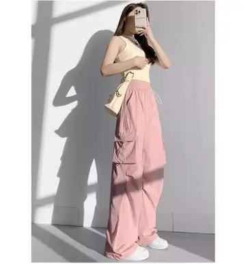 아이보리·그레이 톤 청바지와 나시 전신 코디 사진