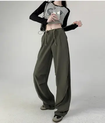 그레이·베이지 톤 슬랙스와 긴팔티 전신 코디 사진