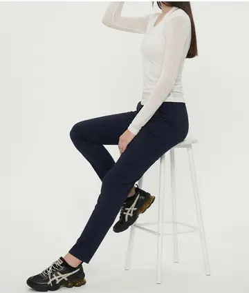 블랙·아이보리 톤 슬랙스와 가디건 전신 코디 사진