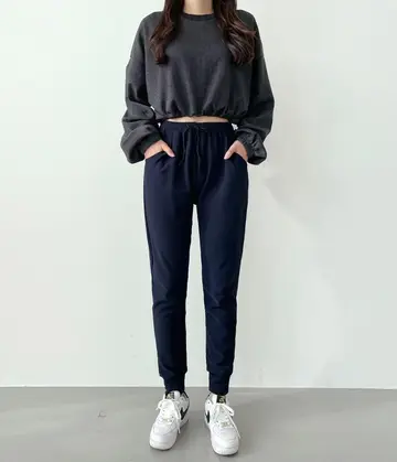 블랙·차콜 톤 배기팬츠와 맨투맨 전신 코디 사진