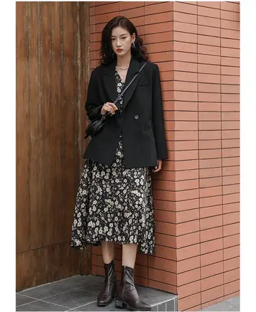 블랙·베이지 톤 원피스와 블레이저 전신 코디 사진