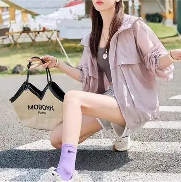 라벤더 오버핏 바람막이와 반바지 전신 코디 사진