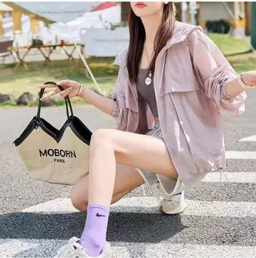 그레이·아이보리 톤 바람막이와 반바지 전신 코디 사진