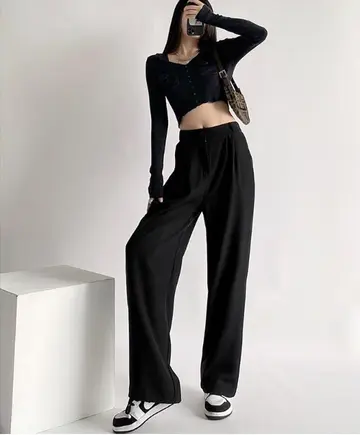 블랙 슬랙스와 블랙 니트 전신 코디 사진