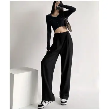 블랙·아이보리 톤 슬랙스와 니트 전신 코디 사진