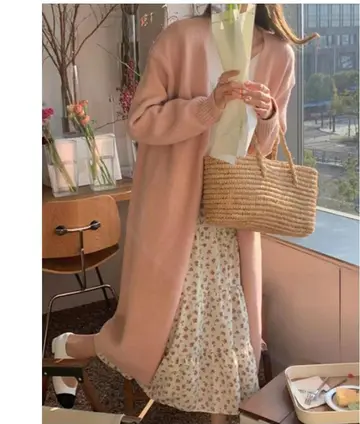 핑크 오버핏 가디건과 플라워 미니스커트 전신 코디 사진