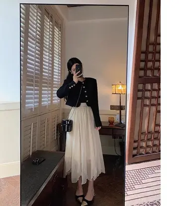 블랙 재킷과 롱스커트 전신 코디 사진