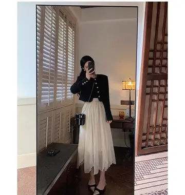 블랙·그레이 톤 재킷과 롱스커트 전신 코디 사진
