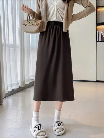 브라운 스커트와 니트 전신 코디 사진