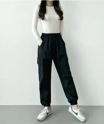블랙·베이지 톤 배기팬츠와 바람막이 전신 코디 사진