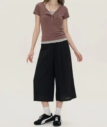 브라운·그레이 톤 배기팬츠와 베스트 전신 코디 사진
