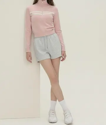 그레이 오버핏 반바지와 핑크 집업 전신 코디 사진
