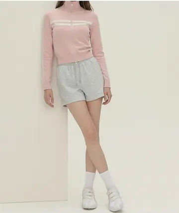 베이지·그레이 톤 반바지와 집업 전신 코디 사진