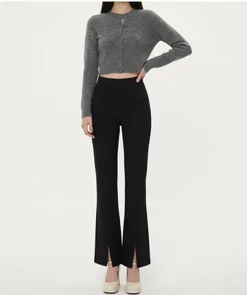 차콜·블랙 톤 배기팬츠와 니트 전신 코디 사진
