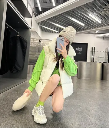 베이지·그레이 톤 오버핏 롱패딩과 반바지 전신 코디 사진