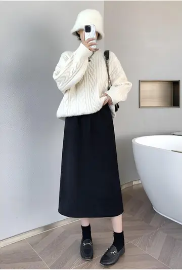블랙 오버핏 롱스커트와 아이보리 니트 전신 코디 사진