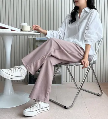 오버핏 배기팬츠와 화이트 셔츠 전신 코디 사진
