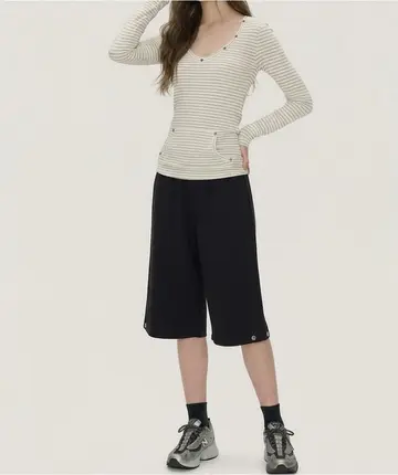 베이지·차콜 톤 배기팬츠와 긴팔티 전신 코디 사진