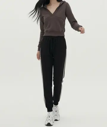 블랙 배기팬츠와 후드티 전신 코디 사진