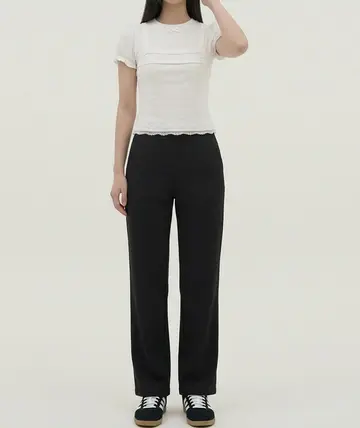 블랙 면바지와 화이트 반팔티 전신 코디 사진