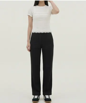카멜·베이지 톤 면바지와 반팔티 전신 코디 사진