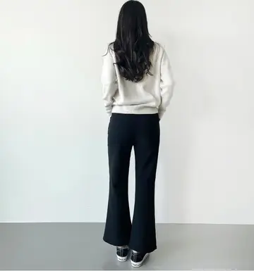 블랙·그레이 톤 와이드팬츠와 니트 전신 코디 사진