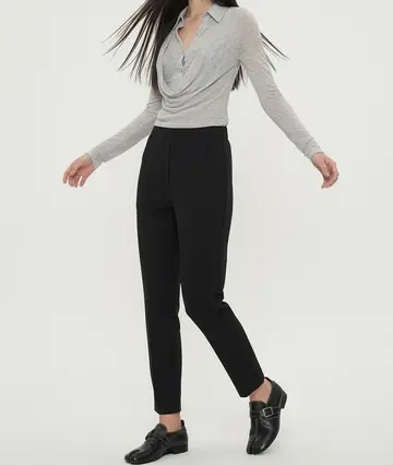 블랙 오버핏 면바지와 셔츠 전신 코디 사진