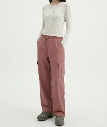 배기팬츠와 화이트 긴팔티 전신 코디 사진
