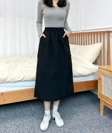 블랙 스커트와 그레이 니트 전신 코디 사진