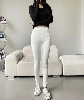 블랙·화이트 톤 배기팬츠와 긴팔티 전신 코디 사진