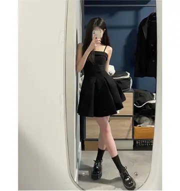 베이지·차콜 톤 원피스 전신 코디 사진