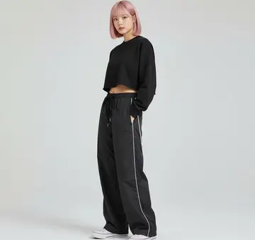 블랙·차콜 톤 와이드 슬랙스와 맨투맨 전신 코디 사진