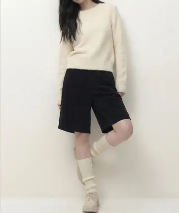 블랙 반바지와 아이보리 니트 전신 코디 사진
