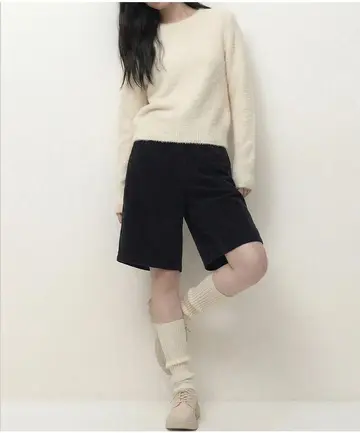 블랙·그레이 톤 반바지와 니트 전신 코디 사진