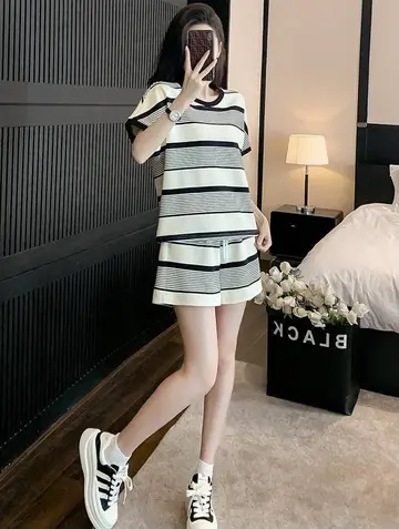 오버핏 반바지와 스트라이프 반팔티 전신 코디 사진