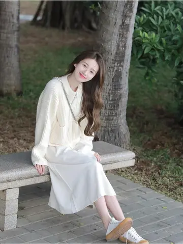 오버핏 재킷과 아이보리 니트 전신 코디 사진