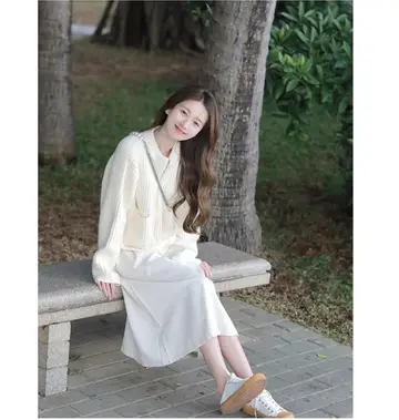 화이트·베이지 톤 재킷과 니트 전신 코디 사진
