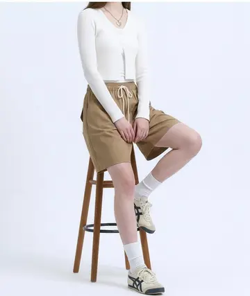 카키·베이지 톤 반바지와 가디건 전신 코디 사진