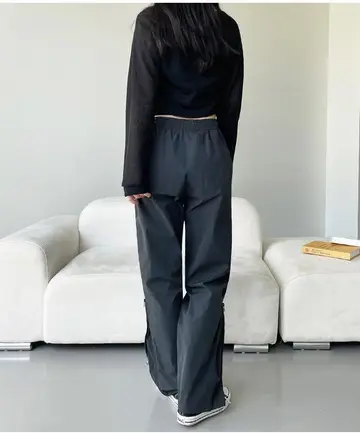 차콜·블랙 톤 배기팬츠와 집업 전신 코디 사진
