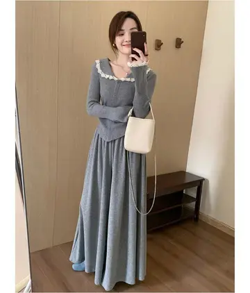 아이보리·그레이 톤 가디건과 니트원피스 전신 코디 사진