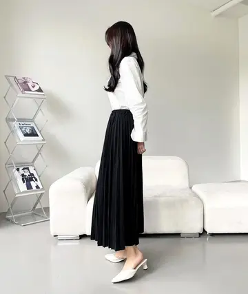 화이트·블랙 톤 스커트와 셔츠 전신 코디 사진