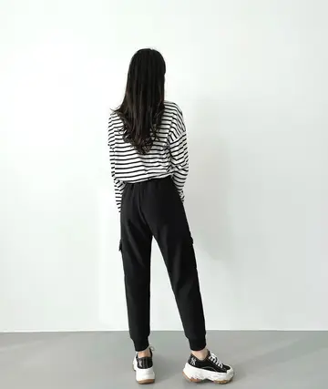 블랙·차콜 톤 배기팬츠와 긴팔티 전신 코디 사진