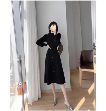 블랙·차콜 톤 원피스 전신 코디 사진