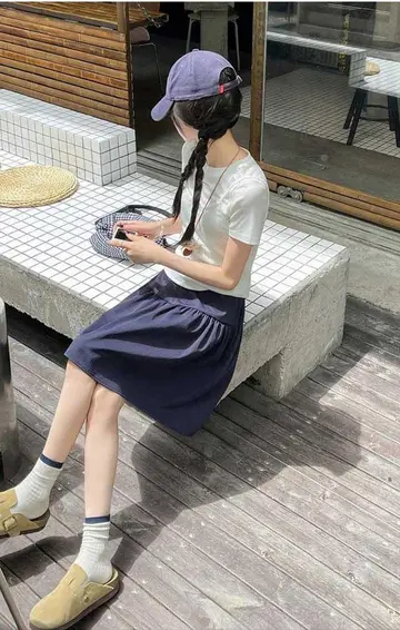 베이지·아이보리 톤 스커트와 반팔티 전신 코디 사진