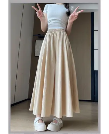 스카이블루·그레이 톤 와이드 슬랙스와 반팔티 전신 코디 사진