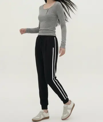 블랙 면바지와 그레이 긴팔티 전신 코디 사진